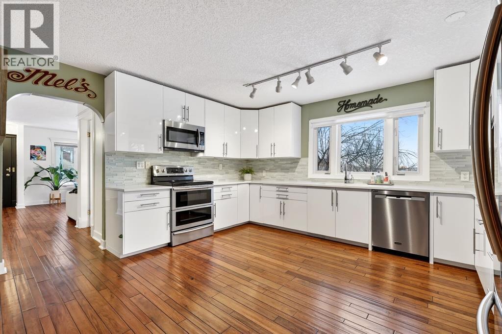 101 12A Street Ne, Calgary, AB - Indoor Photo Showing Kitchen With Stainless Steel Kitchen With Upgraded Kitchen