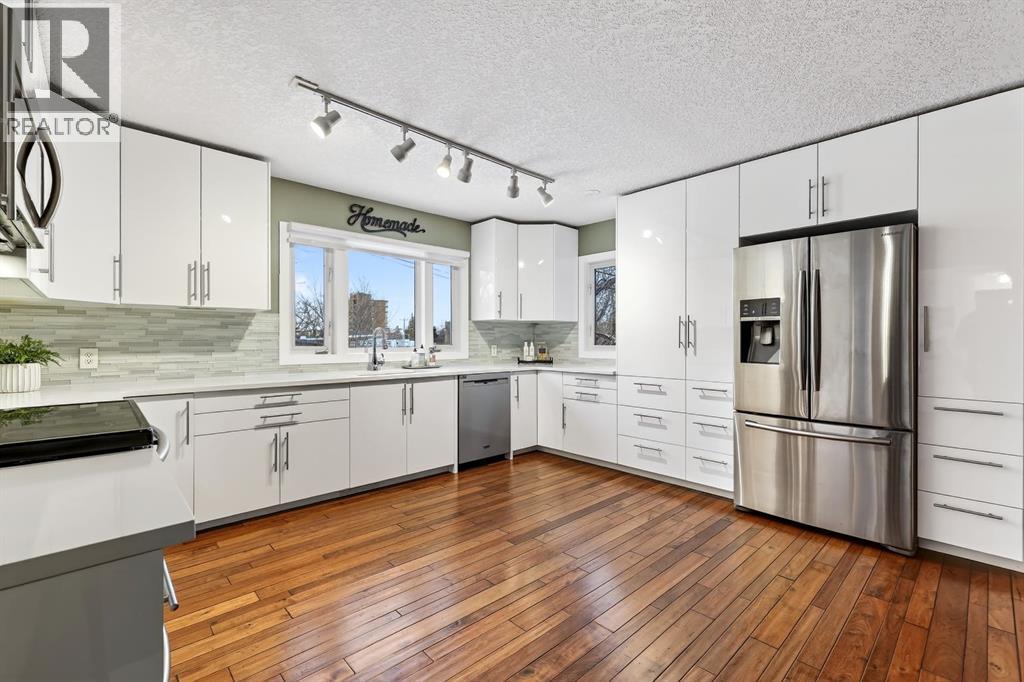 101 12A Street Ne, Calgary, AB - Indoor Photo Showing Kitchen With Stainless Steel Kitchen With Upgraded Kitchen