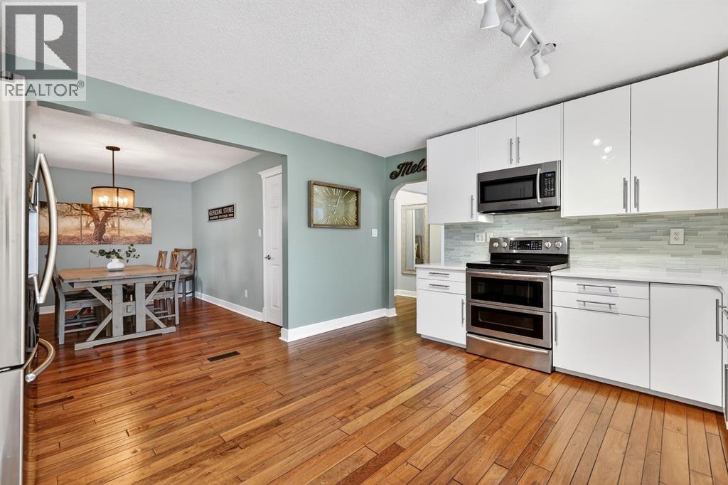 101 12A Street Ne, Calgary, AB - Indoor Photo Showing Kitchen