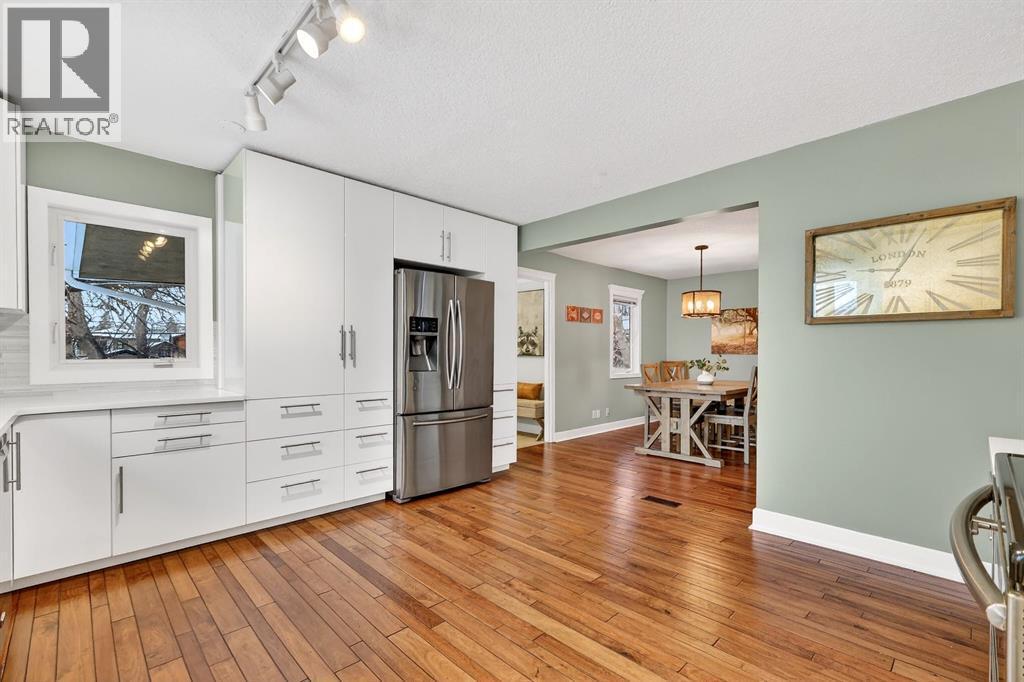 101 12A Street Ne, Calgary, AB - Indoor Photo Showing Kitchen
