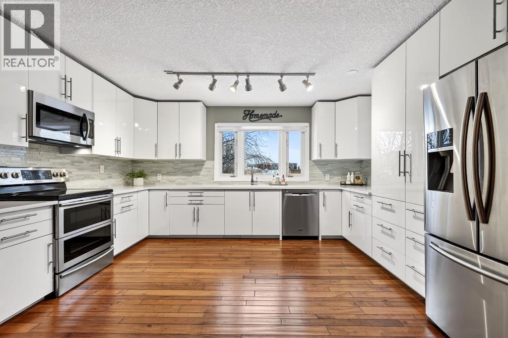 101 12A Street Ne, Calgary, AB - Indoor Photo Showing Kitchen With Stainless Steel Kitchen With Upgraded Kitchen