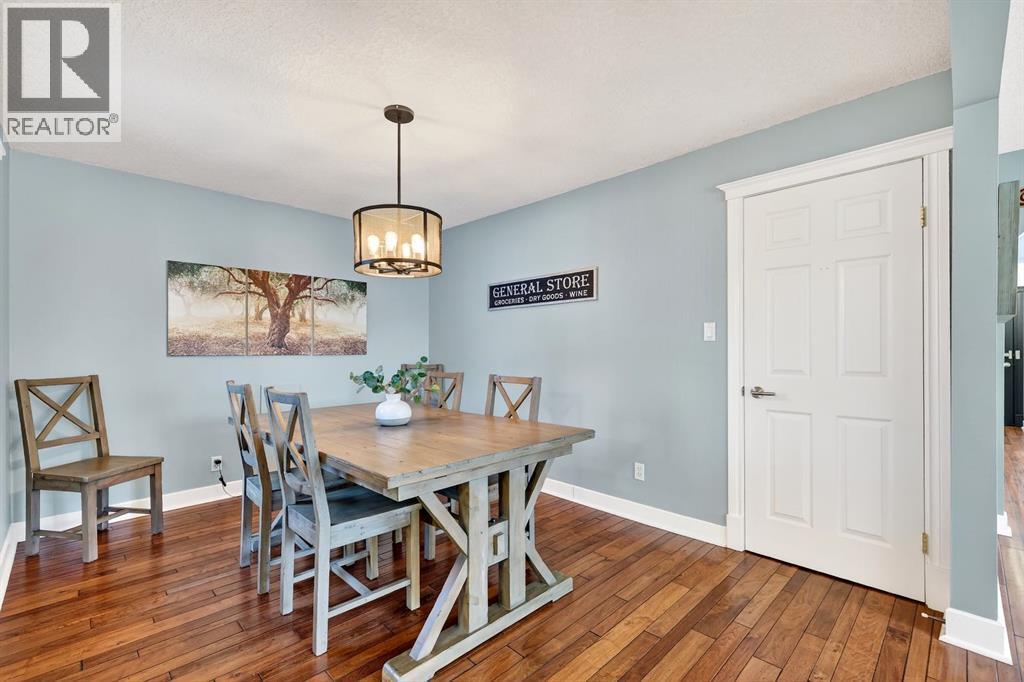 101 12A Street Ne, Calgary, AB - Indoor Photo Showing Dining Room