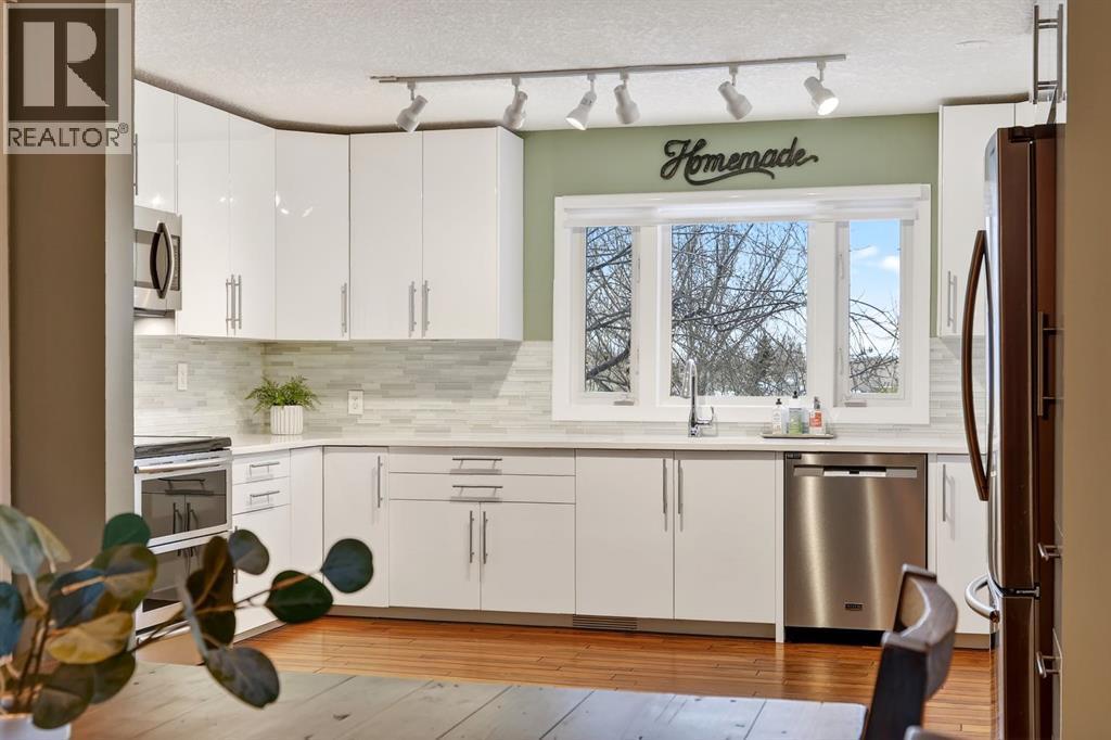 101 12A Street Ne, Calgary, AB - Indoor Photo Showing Kitchen