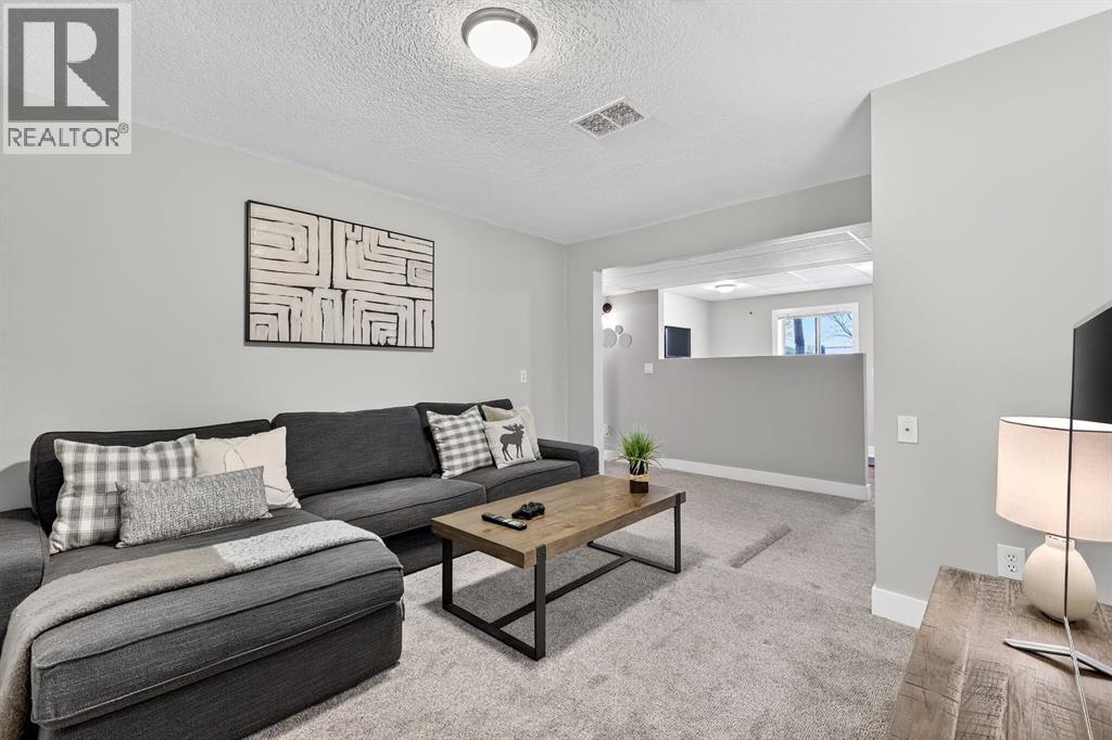 101 12A Street Ne, Calgary, AB - Indoor Photo Showing Living Room