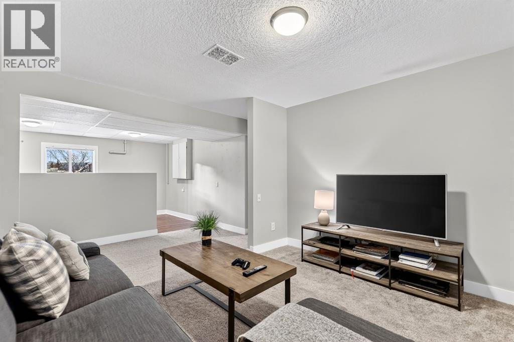 101 12A Street Ne, Calgary, AB - Indoor Photo Showing Living Room