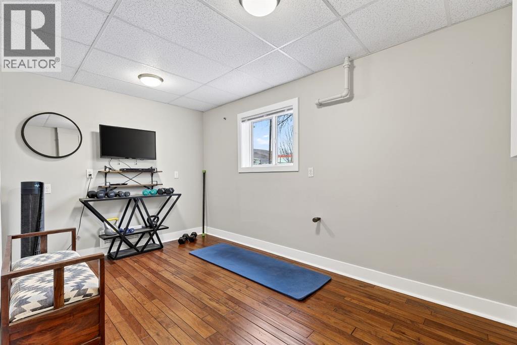 101 12A Street Ne, Calgary, AB - Indoor Photo Showing Other Room