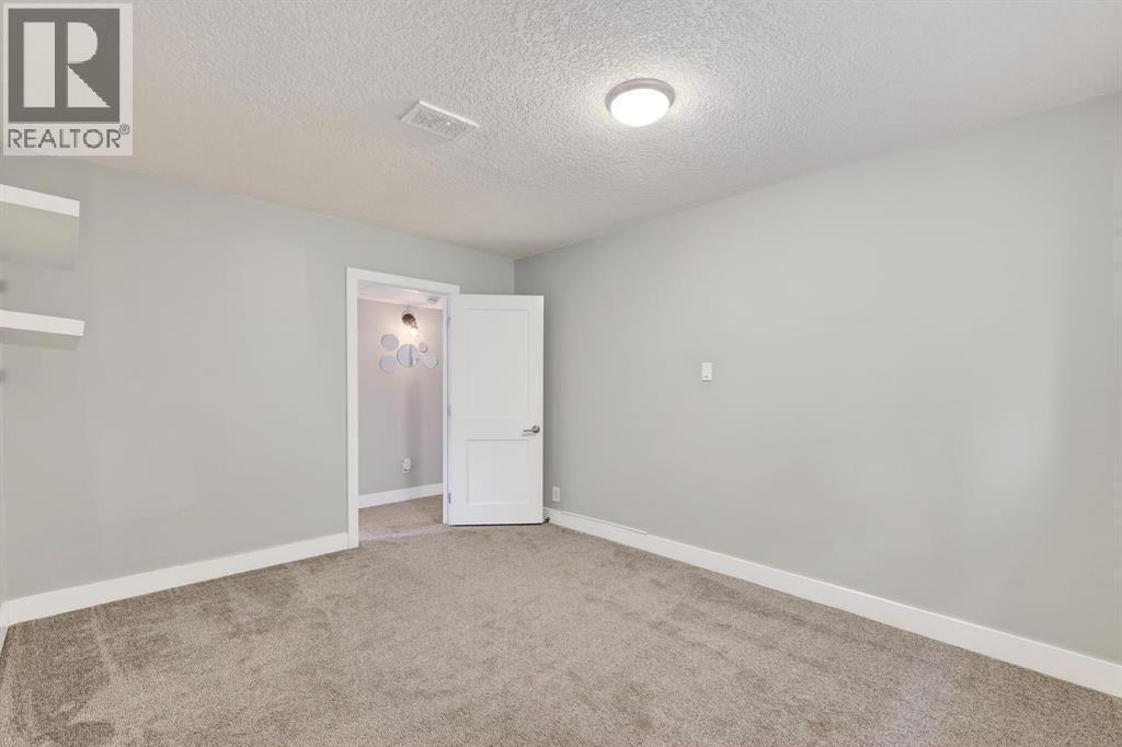 101 12A Street Ne, Calgary, AB - Indoor Photo Showing Other Room