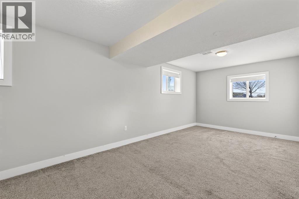 101 12A Street Ne, Calgary, AB - Indoor Photo Showing Other Room