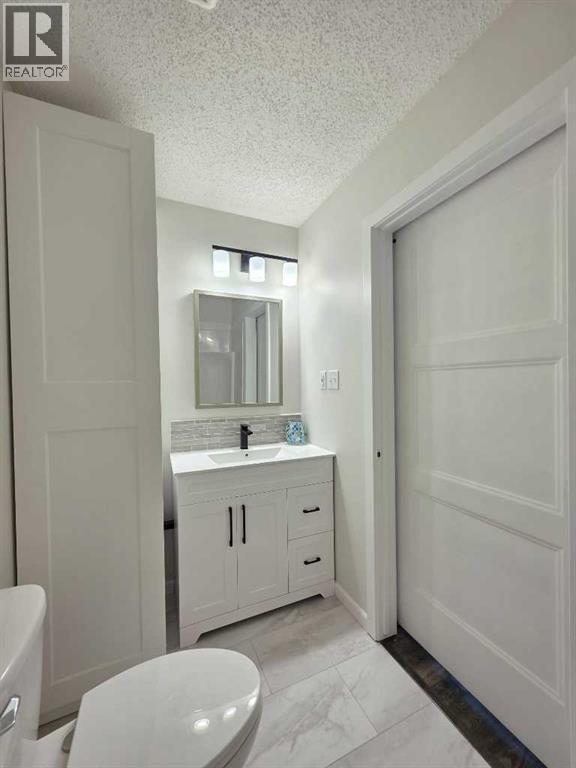 1934 8 Avenue, Wainwright, AB - Indoor Photo Showing Bathroom