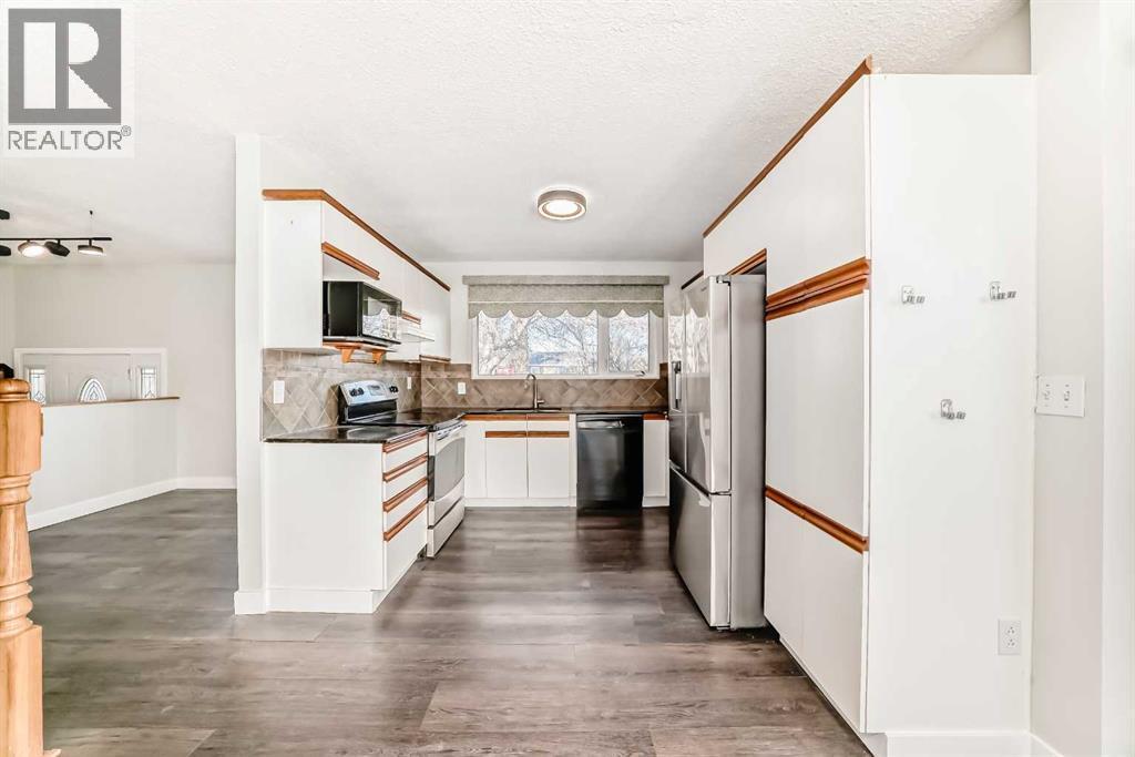 2831 63 Avenue Sw, Calgary, AB - Indoor Photo Showing Kitchen