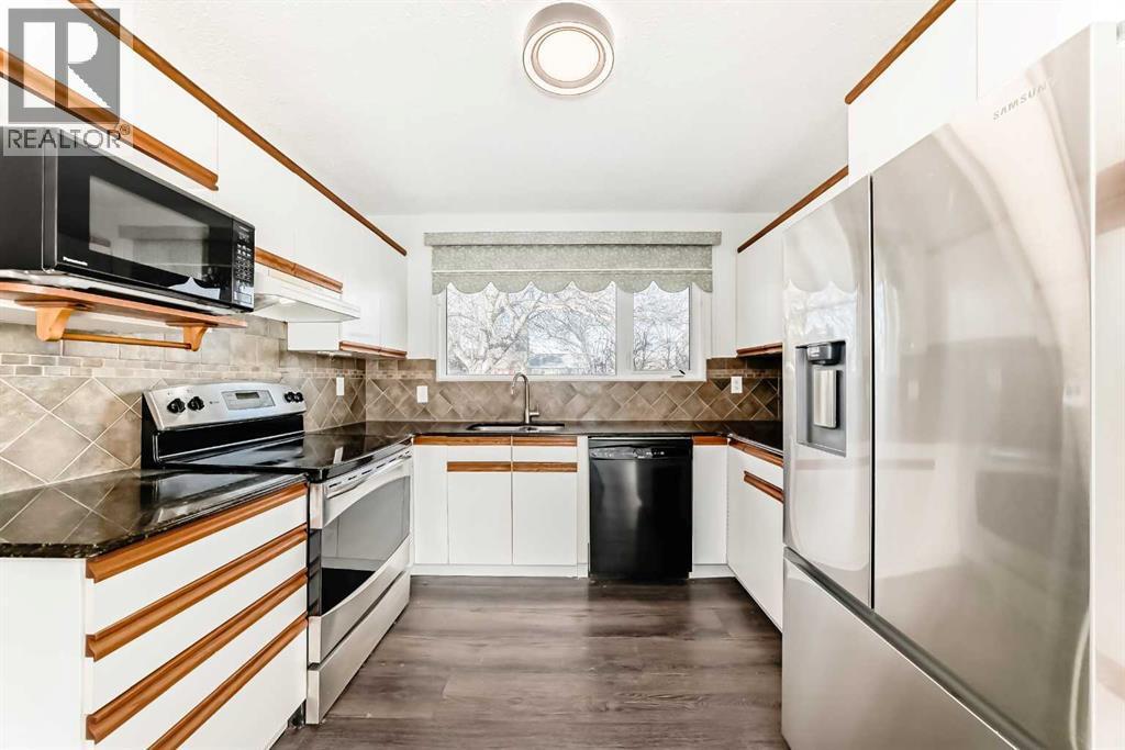 2831 63 Avenue Sw, Calgary, AB - Indoor Photo Showing Kitchen
