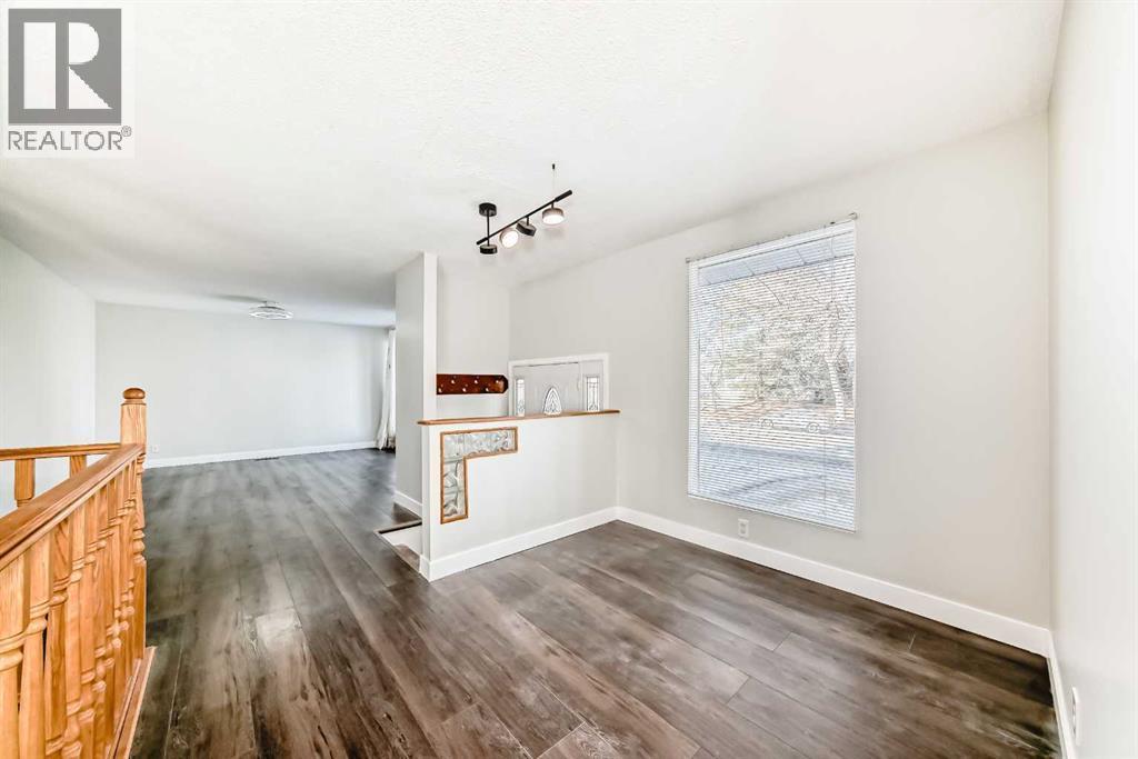 2831 63 Avenue Sw, Calgary, AB - Indoor Photo Showing Other Room