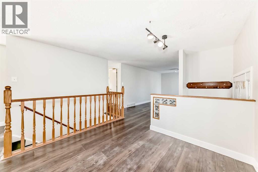 2831 63 Avenue Sw, Calgary, AB - Indoor Photo Showing Other Room