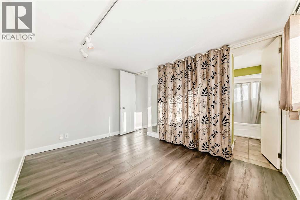 2831 63 Avenue Sw, Calgary, AB - Indoor Photo Showing Other Room