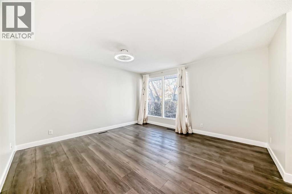 2831 63 Avenue Sw, Calgary, AB - Indoor Photo Showing Other Room