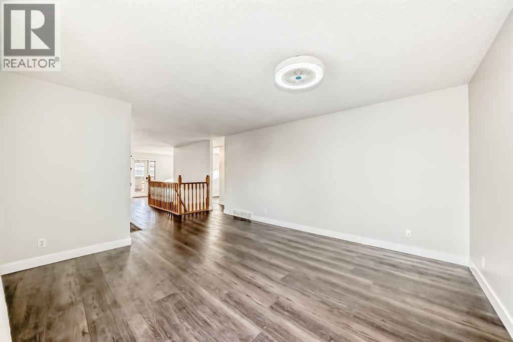 2831 63 Avenue Sw, Calgary, AB - Indoor Photo Showing Other Room