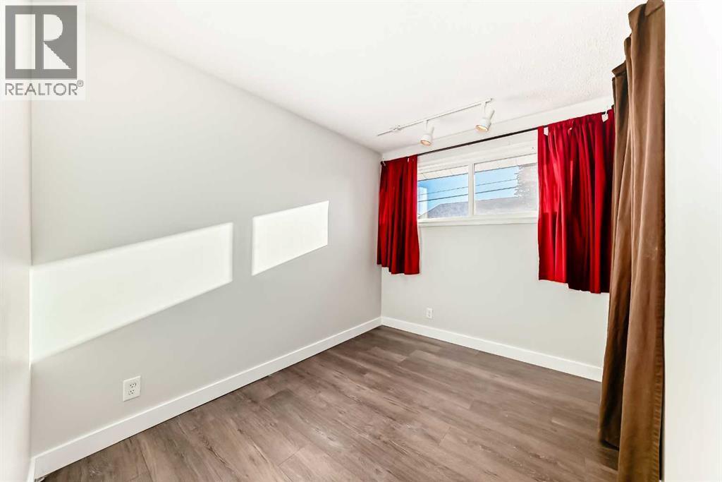 2831 63 Avenue Sw, Calgary, AB - Indoor Photo Showing Other Room
