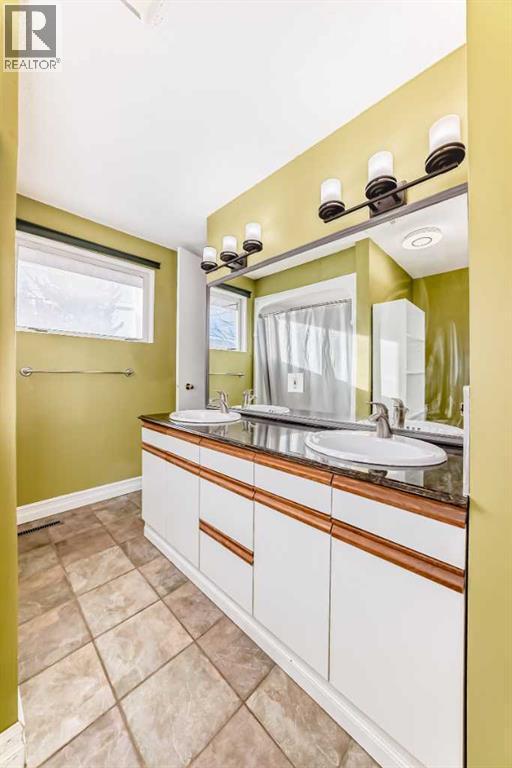 2831 63 Avenue Sw, Calgary, AB - Indoor Photo Showing Other Room