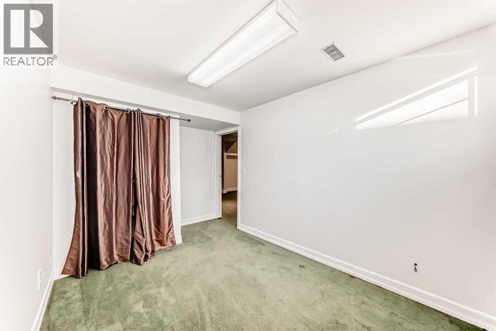 2831 63 Avenue Sw, Calgary, AB - Indoor Photo Showing Other Room