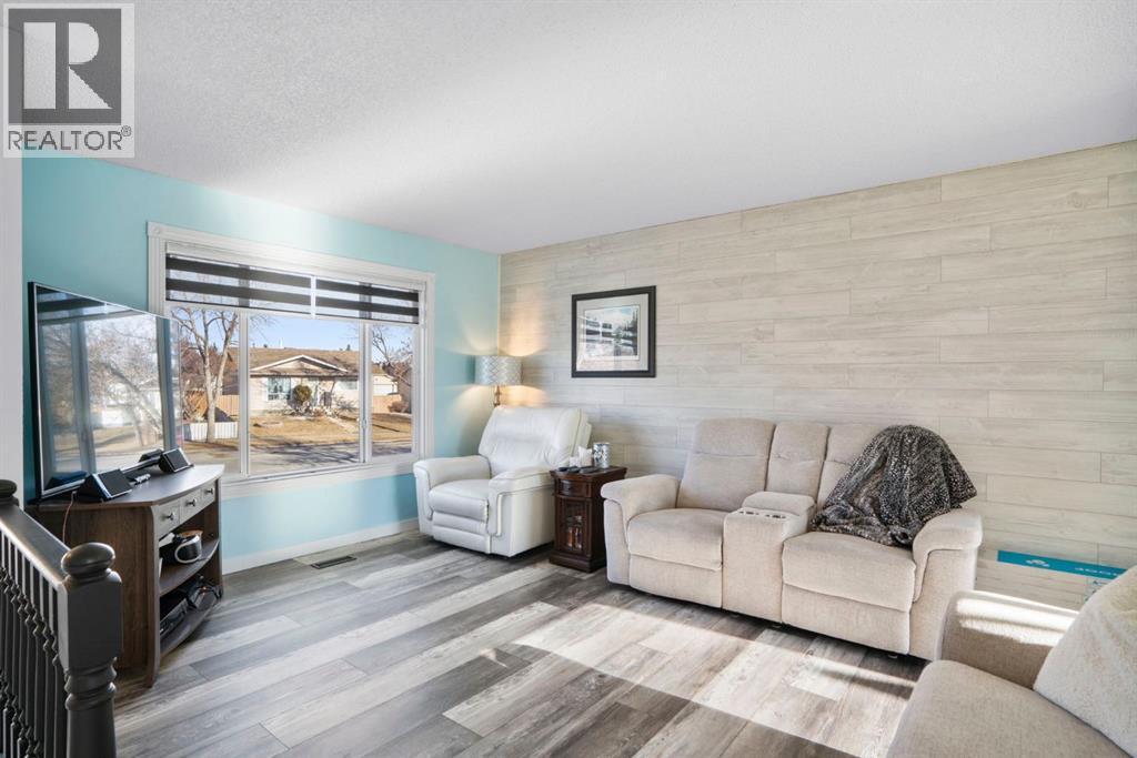 43 Applewood Drive Se, Calgary, AB - Indoor Photo Showing Living Room