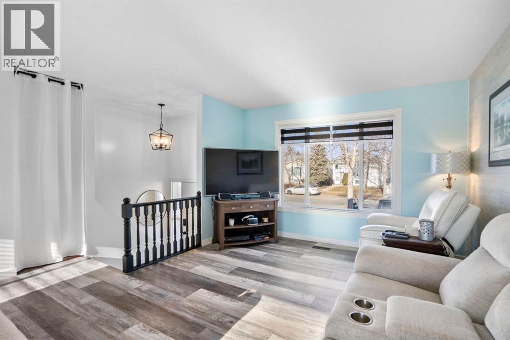 43 Applewood Drive Se, Calgary, AB - Indoor Photo Showing Living Room