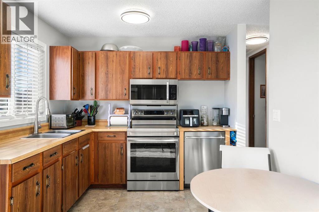 43 Applewood Drive Se, Calgary, AB - Indoor Photo Showing Kitchen With Double Sink