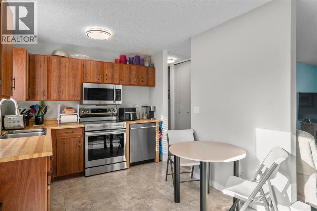 43 Applewood Drive Se, Calgary, AB - Indoor Photo Showing Other Room