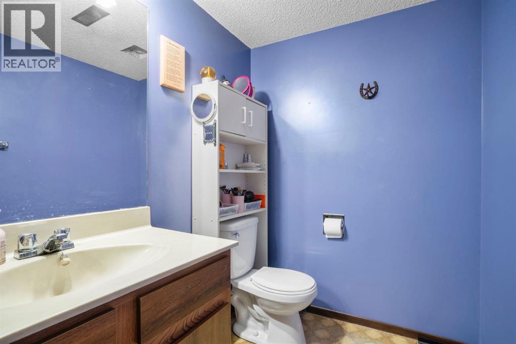 43 Applewood Drive Se, Calgary, AB - Indoor Photo Showing Bathroom