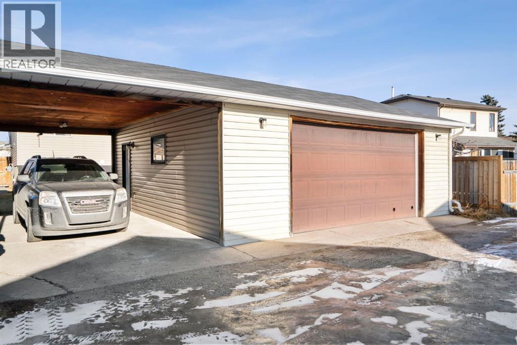 43 Applewood Drive Se, Calgary, AB - Outdoor With Exterior