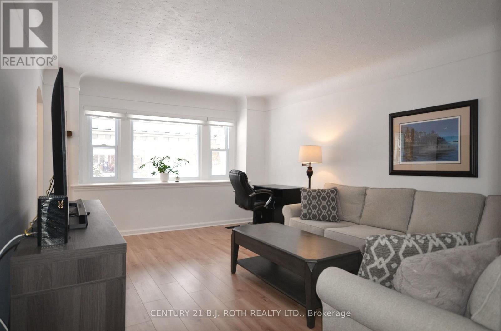 203 Summerhill Avenue, Hamilton, ON - Indoor Photo Showing Living Room