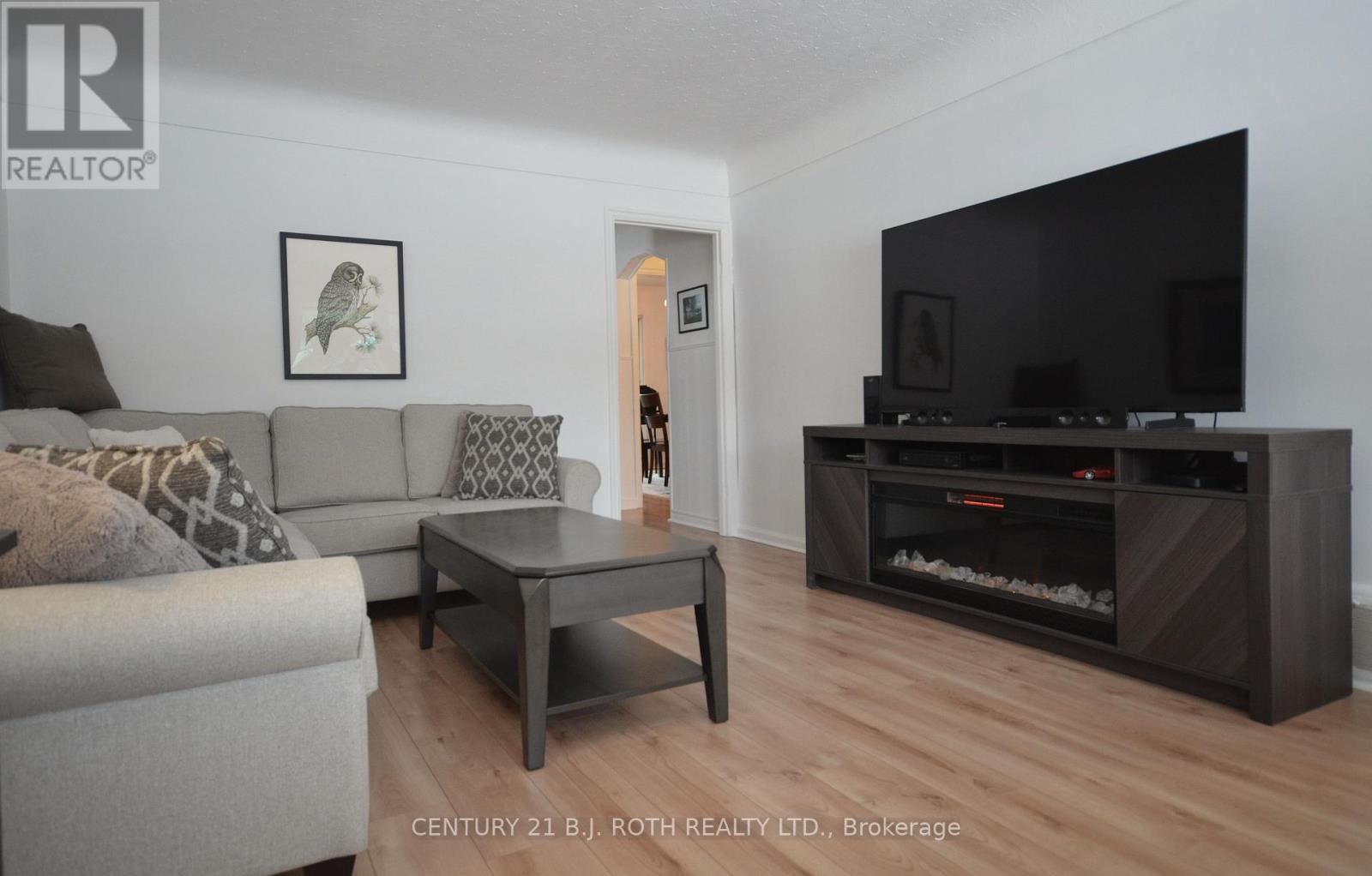 203 Summerhill Avenue, Hamilton, ON - Indoor Photo Showing Living Room