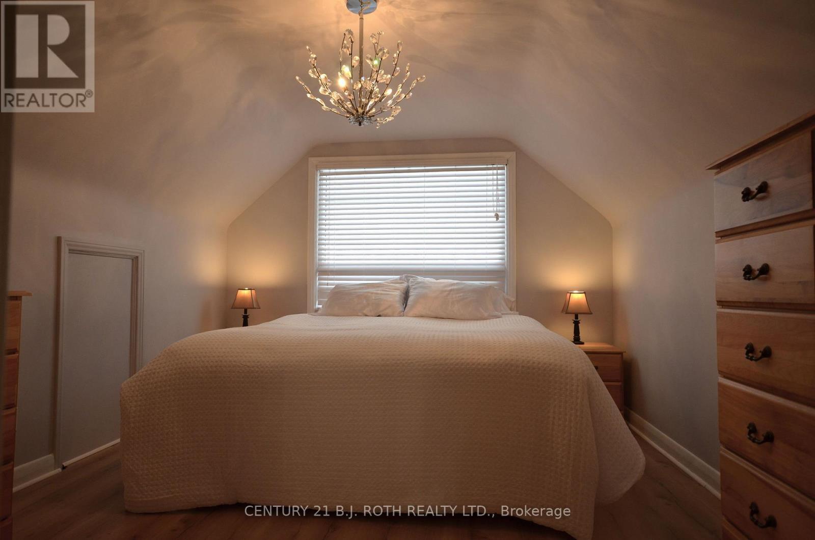 203 Summerhill Avenue, Hamilton, ON - Indoor Photo Showing Bedroom