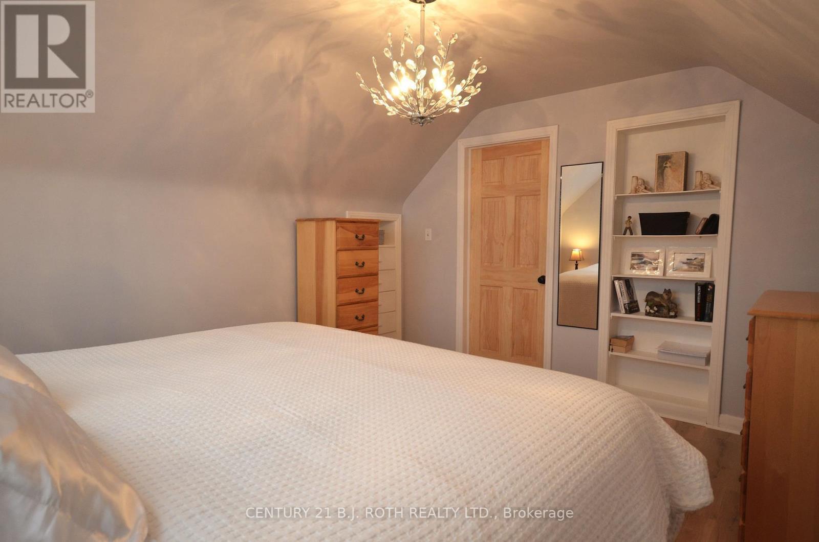 203 Summerhill Avenue, Hamilton, ON - Indoor Photo Showing Bedroom