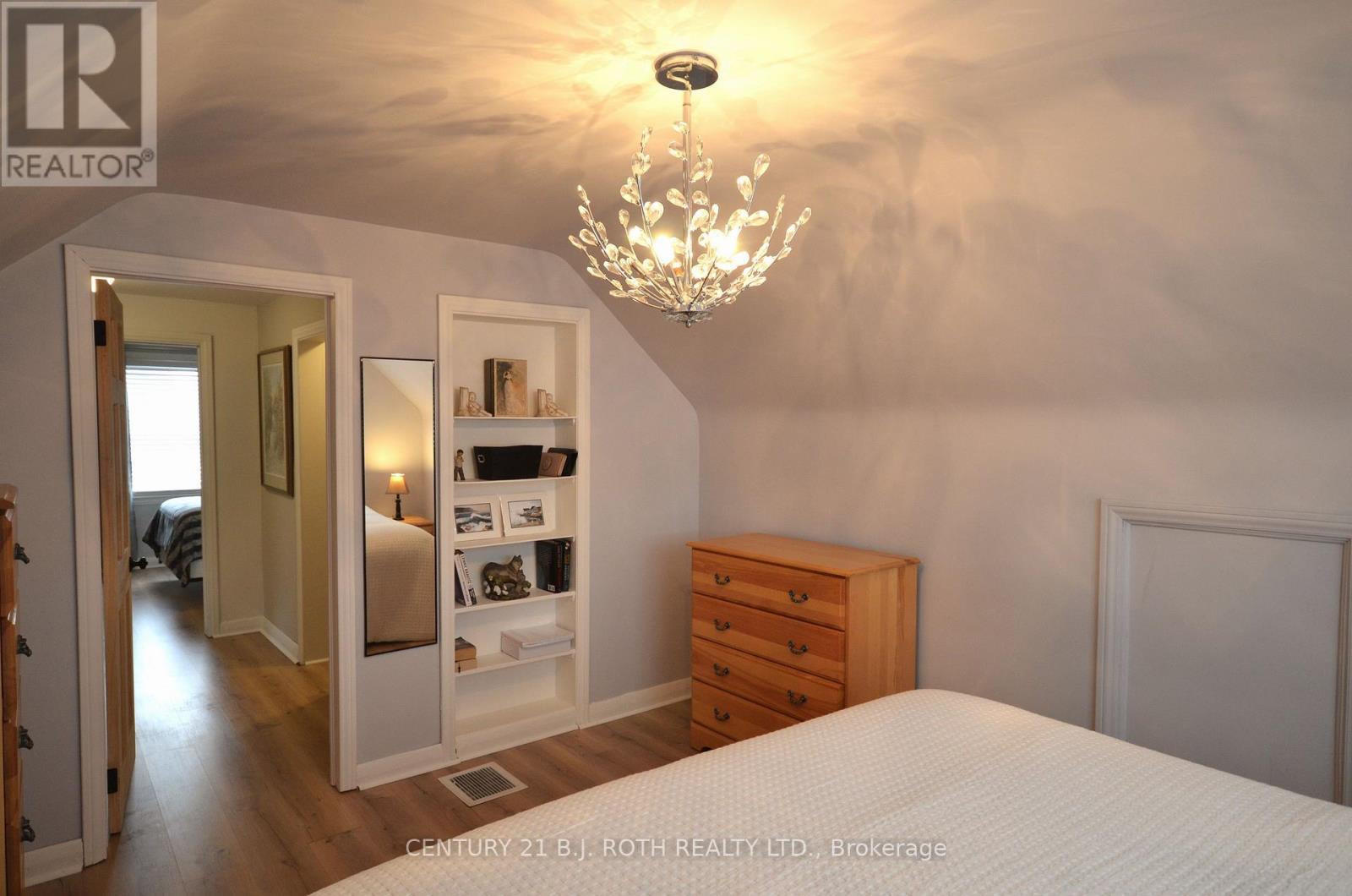 203 Summerhill Avenue, Hamilton, ON - Indoor Photo Showing Bedroom