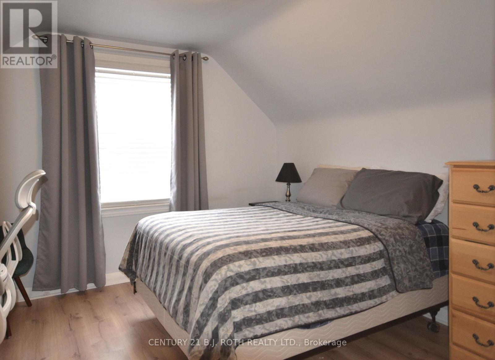 203 Summerhill Avenue, Hamilton, ON - Indoor Photo Showing Bedroom