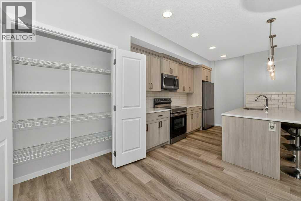 1207, 33 Carringham Gate Nw, Calgary, AB - Indoor Photo Showing Kitchen