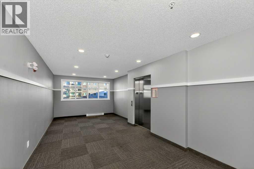 1207, 33 Carringham Gate Nw, Calgary, AB - Indoor Photo Showing Other Room