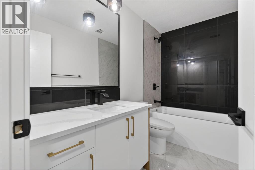 420 Pinegreen Close Ne, Calgary, AB - Indoor Photo Showing Bathroom