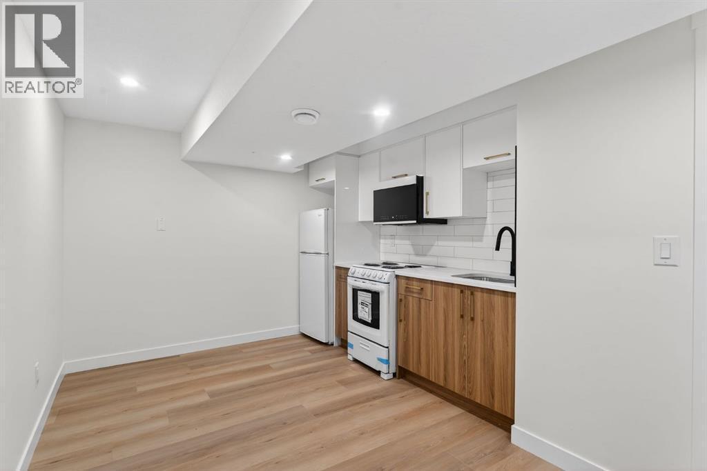 Illegal Suite 2 - 420 Pinegreen Close Ne, Calgary, AB - Indoor Photo Showing Kitchen