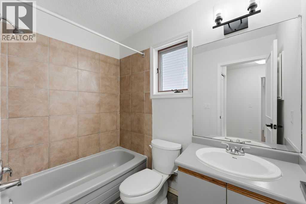 132 Riverglen Crescent Se, Calgary, AB - Indoor Photo Showing Bathroom