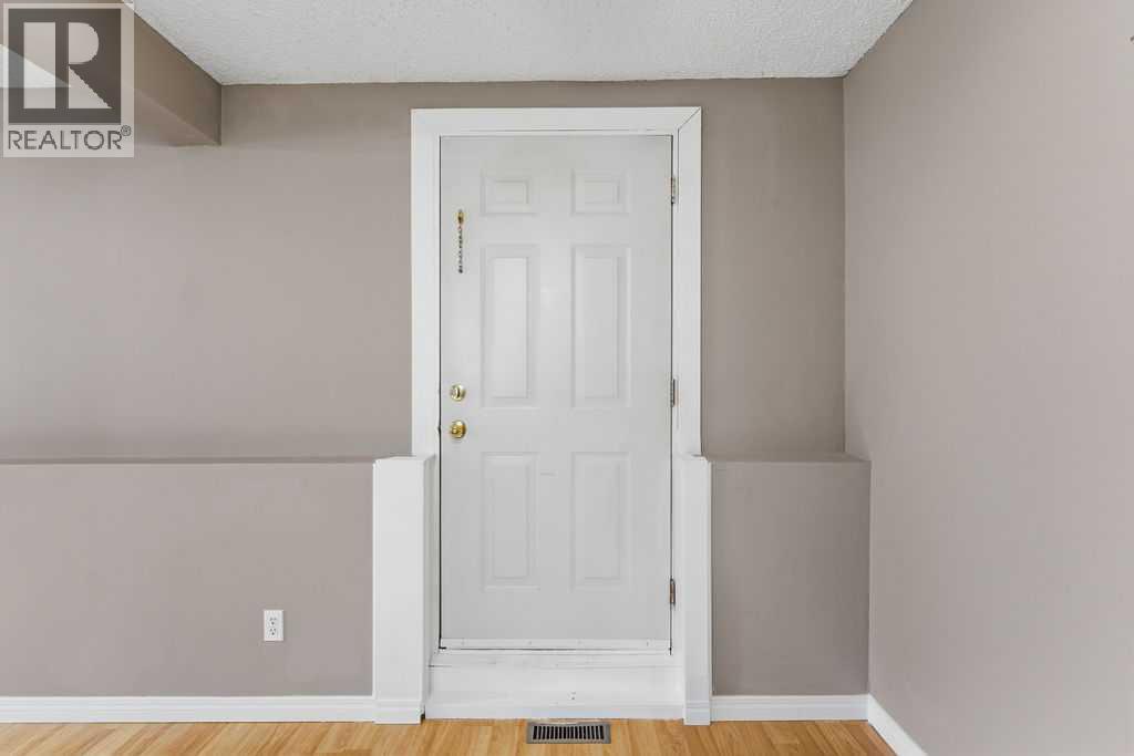 132 Riverglen Crescent Se, Calgary, AB - Indoor Photo Showing Other Room