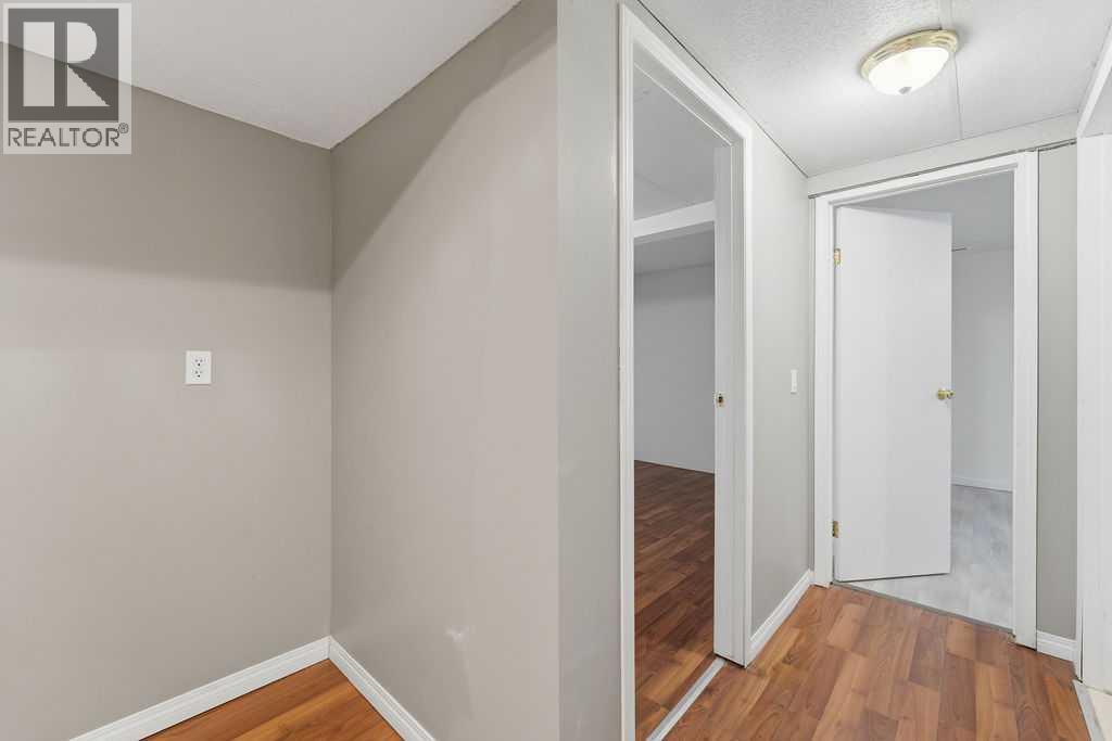 132 Riverglen Crescent Se, Calgary, AB - Indoor Photo Showing Other Room