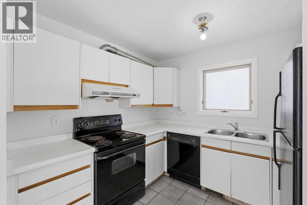 132 Riverglen Crescent Se, Calgary, AB - Indoor Photo Showing Kitchen With Double Sink