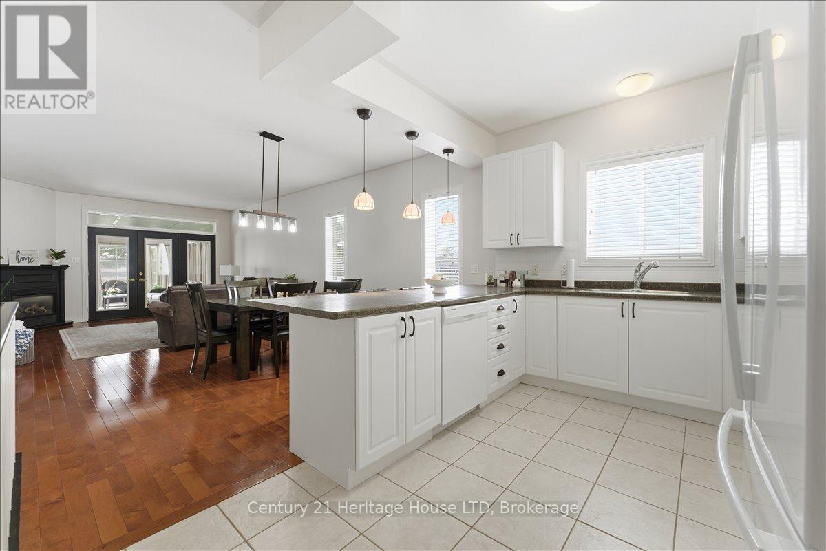 159 Willowlanding Court, Welland (N. Welland), ON - Indoor Photo Showing Kitchen With Double Sink