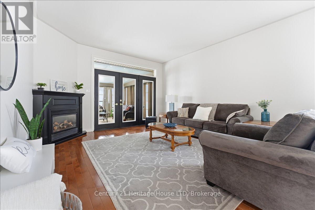 159 Willowlanding Court, Welland (N. Welland), ON - Indoor Photo Showing Living Room With Fireplace