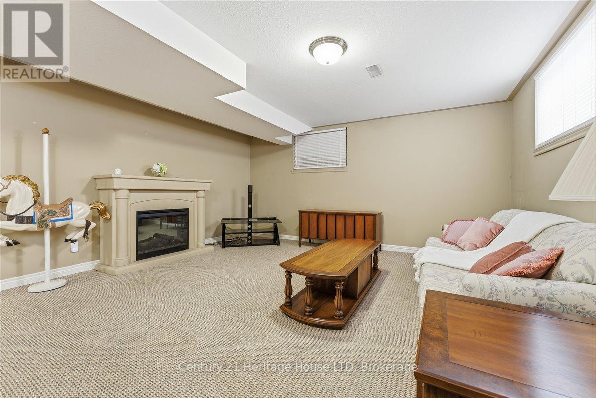 159 Willowlanding Court, Welland (N. Welland), ON - Indoor With Fireplace