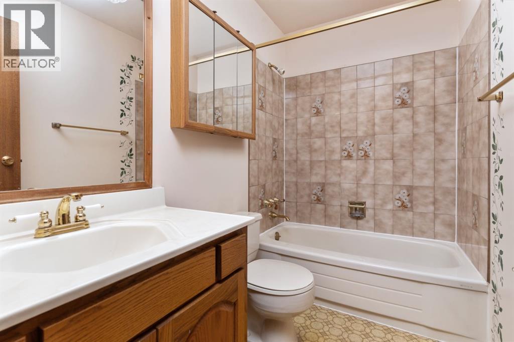 main 4pc - 4305 74 Street, Camrose, AB - Indoor Photo Showing Bathroom