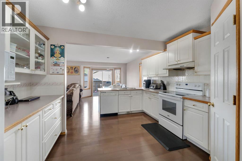 717 Coral Springs Boulevard Ne, Calgary, AB - Indoor Photo Showing Kitchen