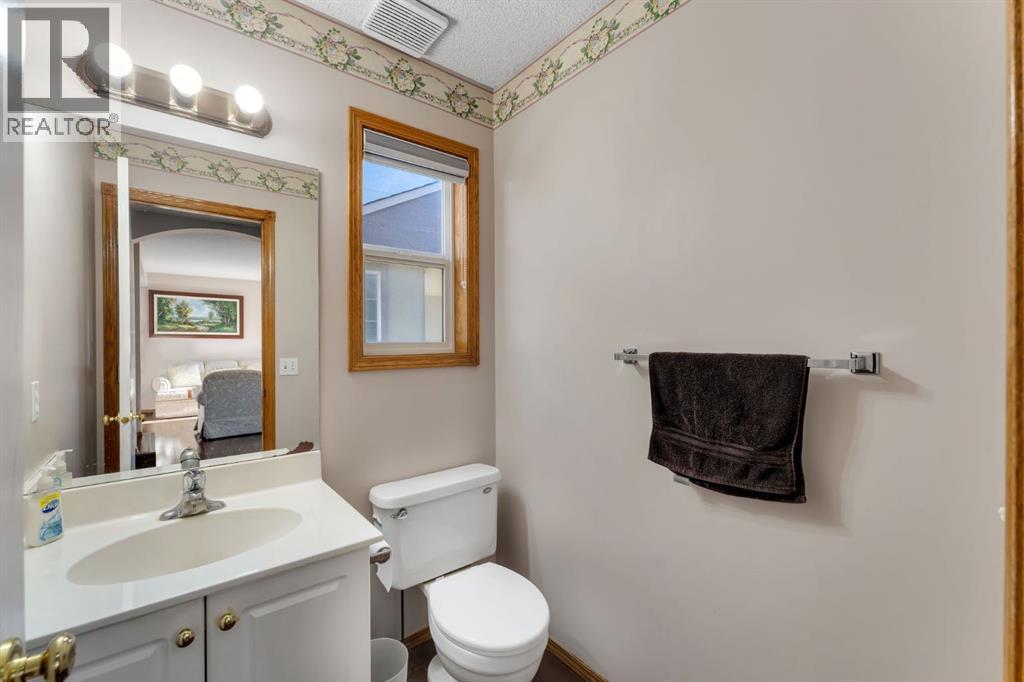 717 Coral Springs Boulevard Ne, Calgary, AB - Indoor Photo Showing Bathroom