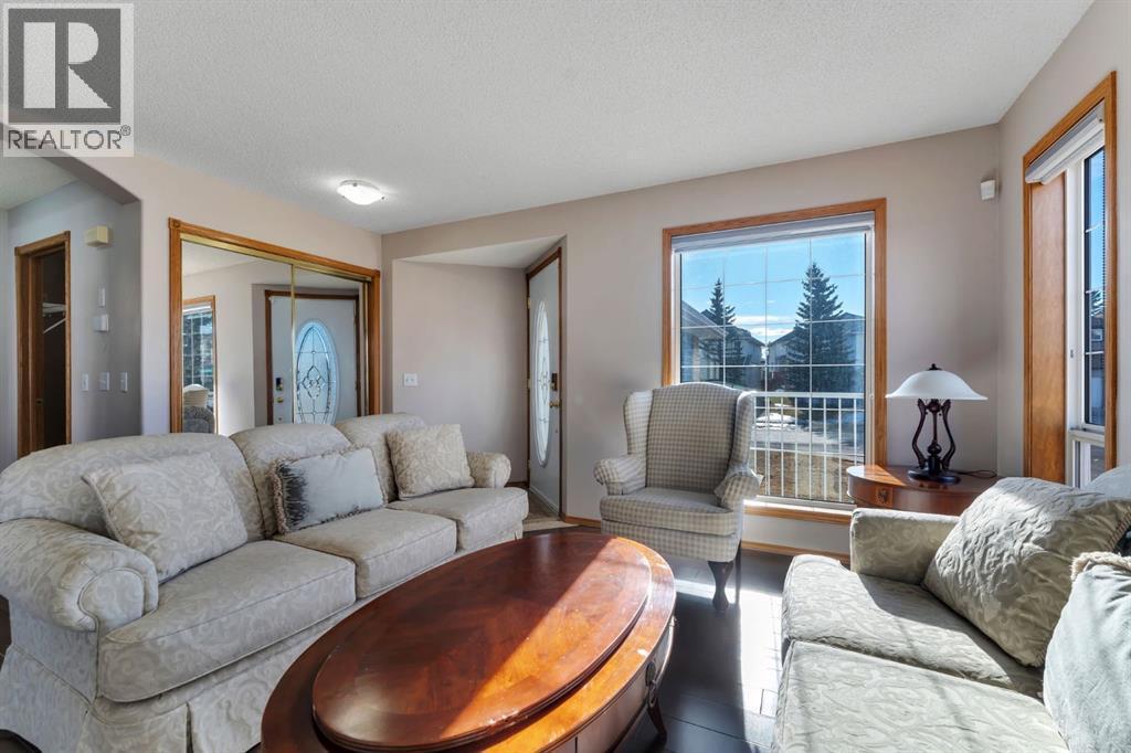 717 Coral Springs Boulevard Ne, Calgary, AB - Indoor Photo Showing Living Room